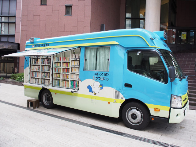 お花の新たな魅力を発見！屋外図書館
