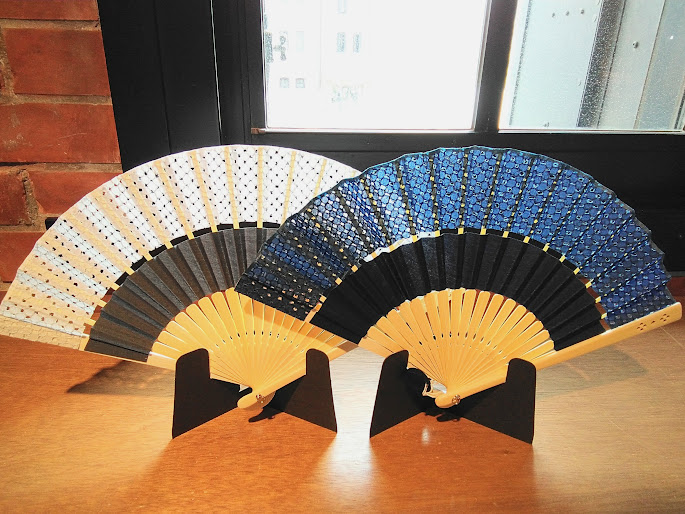 母の日のプレゼントにもおススメ！落ち着いたデザイン扇子♪