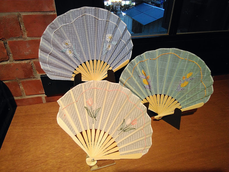母の日のプレゼントに！花刺繍扇子