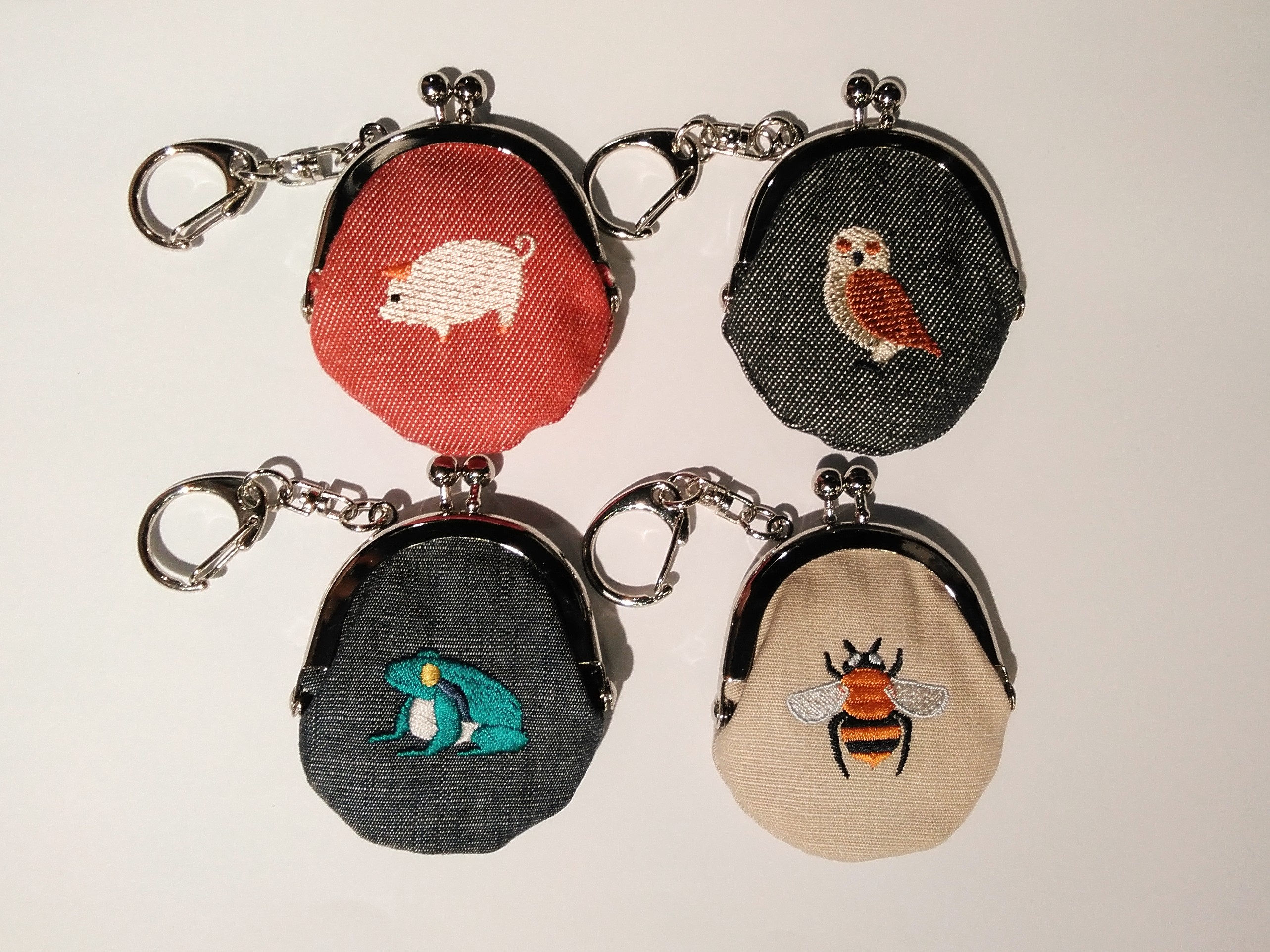 ラッキーモチーフ刺繍のがま口キーホルダー♪