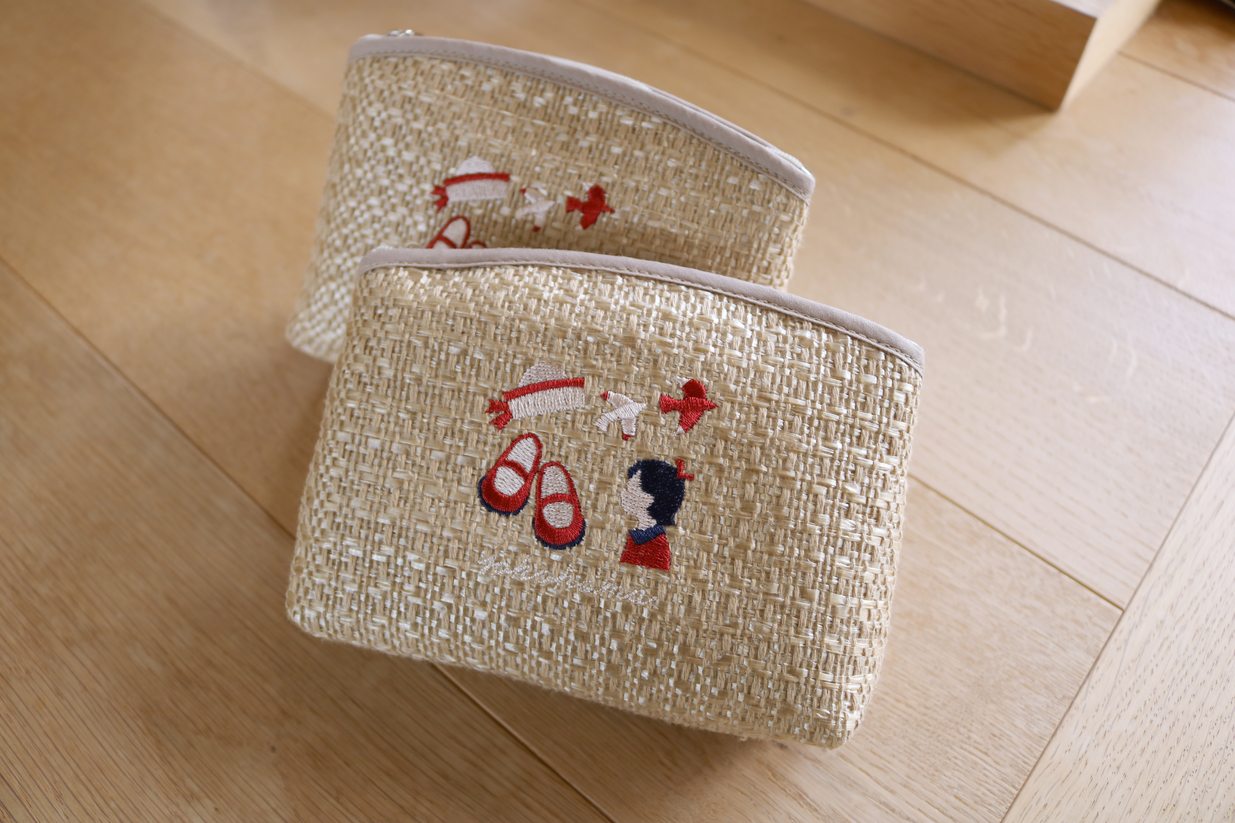 夏にぴったり！赤い靴モチーフの刺繍ポーチ♪