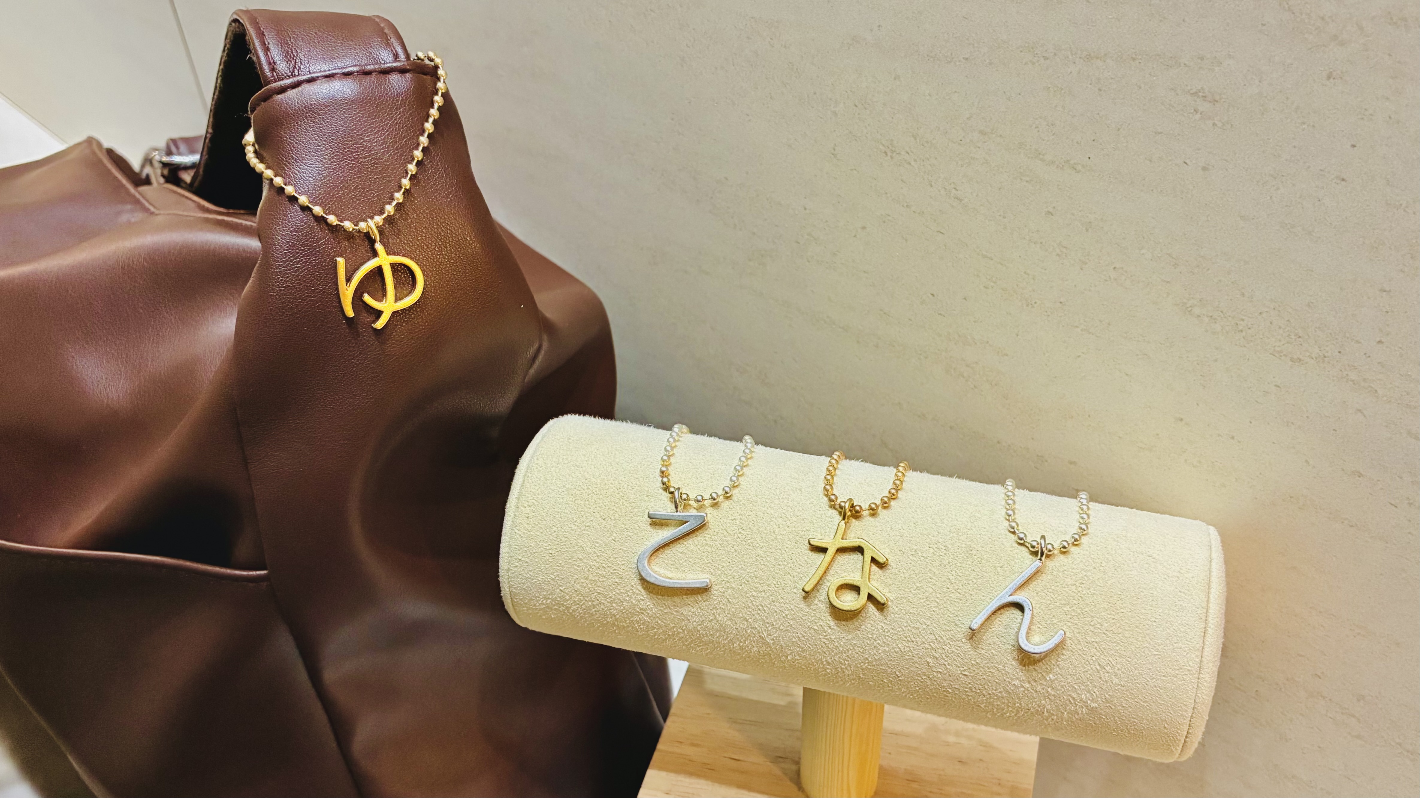ひらがなキーホルダー入荷しております！