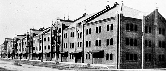 Building No.2 upon construction, “Front of Red Brick Warehouse” (Yokohama Port Museum collection)