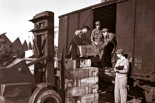 Requisitioning and handling cargo in front of the Red Brick Warehouse (Port of Yokohama collection)