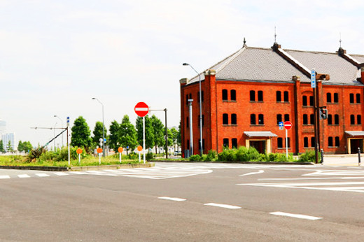 Mid-1950s to mid-1960s – Steam locomotive running in front of Red Brick Warehouse