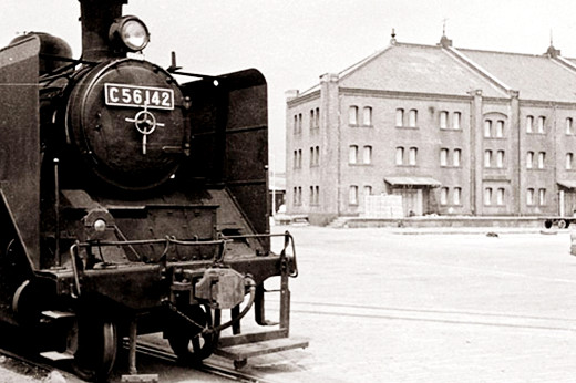 Mid-1950s to mid-1960s – Steam locomotive running in front of Red Brick Warehouse (Museum of Yokohama Urban History collection)