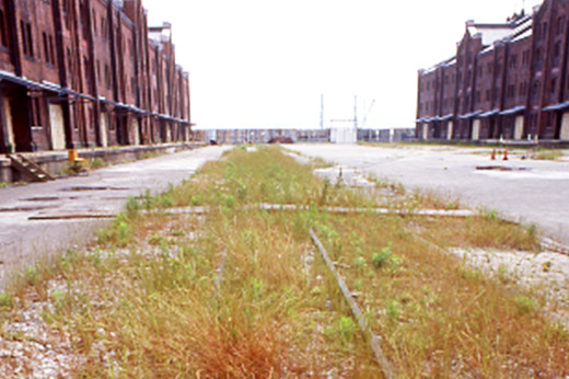 Railway track in front of Red Brick Warehouse (Yokohama Port Museum collection)