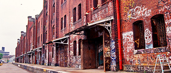 落書きされた2号館