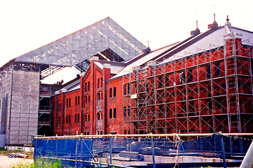 Repairing the roof (Port of Yokohama collection)