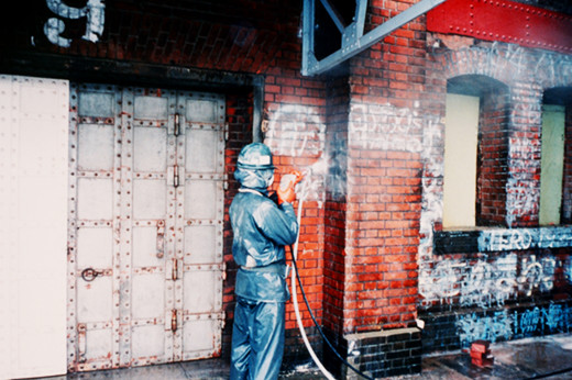 Removing graffiti (Port of Yokohama collection)