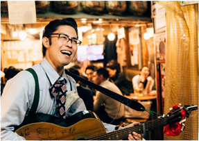 横丁の雰囲気にピッタリなギター流しの演奏！