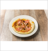 スモークサーモンとセミドライトマトのピザ